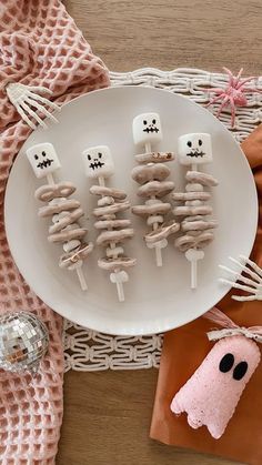 there are marshmallows with ghost faces on them in the shape of toothpicks