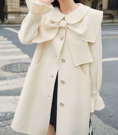 Stylish Coats For Women Classy, Bow Coat, Blouse Outfit Casual, Elegant Outfit Classy, Modest Dresses Casual, Fashionista Clothes, Popular Outfits, Stylish Clothes For Women, Modest Fashion Outfits