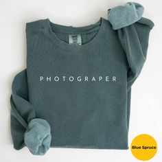 Comfort Colors Photographer sweatshirt Gift For Photographer Gifts Camera T-Shirt Photography Lover Tee  Photography T Shirt Sweat ✦ KEY FEATURES Comfort Colors 1566 UNISEX (NOT WOMEN'S SIZE) relaxed fit, medium-heavy fabric sweatshirt. Made from 80% ring-spun cotton, 20% polyester. For an oversized look, please go up 2 or 3x your normal size according to your needs. ✦ SIZING Please refer to the sizing chart in the pictures above to find your perfect fit. ✦ RETURNS AND EXCHANGES Not accepted. Al Green Branded Sweatshirt For Fall, Green Branding Sweatshirt For Fall, Green Sweatshirt With Branding For Fall, Pre-shrunk Long Sleeve Sweatshirt, Pre-shrunk Long Sleeve Sweatshirt For Everyday, Everyday Long Sleeve Sweatshirt, Green Pre-shrunk Hoodie With Crew Neck, Green Pre-shrunk Crew Neck Hoodie, Green Letter Print Sweatshirt For Everyday