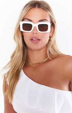 Kendall is the ultimate cool girl with her rectangle frames and two-tone color. These shades will be your summer staple! Flowy Clothing, How Many Bridesmaids, Girls Together, California Style, Show Me Your Mumu, Summer Staples, Dress Purchase, Show Me Your, Favorite Dress