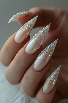 White Nailart Nails, Pearl Manicure Ideas, Glitter Tip Nail Designs, White Pretty Nails, White Nails With Designs Glitter, Pearl Design Nails, Nail Designs With Pearls, Nails With Pearls On Them, Pearl Nails Design