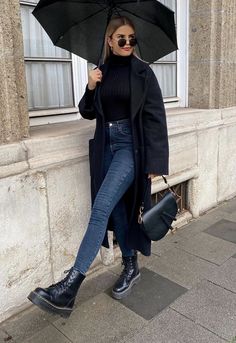 Vinter Mode Outfits, Mom Jeans Outfit Winter, Outfit Botas, Look Adidas, Europe Outfits, Winter Fashion Outfits Casual, Outfit Chic, Cold Outfits, Outfit Jeans