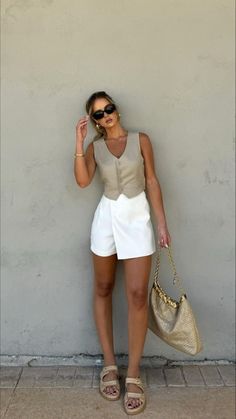 Credit: https://pin.it/5iDburaVw  Neutral style. Minimal fashion. Classy clothing. Simple outfits. Neutral Minimal Outfits, It Girl Outfit Summer, Minimal Beach Outfit, Summer It Girl Outfits, Classy Summer Fits, Spring Summer Outfits 2024, South Of France Aesthetic Fashion, Style Inspiration Summer 2024, Classy Girl Outfits