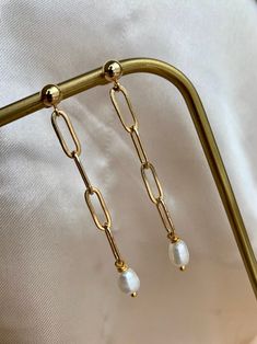 Outfit Classic, Everyday Earrings Studs, Gold Chain Earrings, Chain Earring, Pearl Earrings Wedding, Freshwater Pearl Earrings, Pearl Dangle Earrings, Baroque Pearl Earrings, Statement Earring