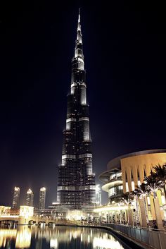 the tallest building in the world is lit up at night