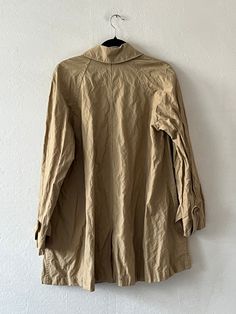 Unlined lightweight raglan sleeve button up trench coat with epaulettes on the sleeve cuffs. Includes pockets. In excellent vintage condition. DETAILSLabel: Max StudioMaterial: 55% Cotton, 39% Nylon, 6% Metal SIZE & MEASUREMENTSTag Size: MediumLength: 34"Bust: 40"Waist: 44"Hips: 52"Sleeve: 26"Shoulder: 18" Fall Workwear Outerwear With Roll-up Sleeves, Fall Outerwear With Roll-up Sleeves For Work, Oversized Outerwear With Roll-up Sleeves For Work, Khaki Long Sleeve Outerwear With Roll-up Sleeves, Fall Utility Outerwear With Roll-up Sleeves, Beige Military Style Long Sleeve Outerwear, Collared Outerwear With Roll-up Sleeves And Relaxed Fit, Relaxed Fit Collared Outerwear With Roll-up Sleeves, Classic Button-up Outerwear With Roll-up Sleeves