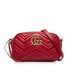 This Gucci Marmont Crossbody Bag is made of red calfskin and features matelassé quilting. This quilting keeps the leather in place and adds a nice volume. On the front, the familiar GG logo shines in a gold-tone finish. The Bag is preferably crossbody with the help of a leather strap with gold chain details. Inside has the small Bag a slip pocket. Gg Marmont Small Matelassé Shoulder Bag, Moda Over 40, Mode Ab 50, Gucci Gg Marmont Matelasse, Chanel Jumbo, Leather Camera Bag, Gucci Marmont, Moda Jeans, Gucci Gg Marmont