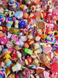 mini scoop comes with around 25-30 charms med scoop around 50 charms large scoop around 75 charms Bead Charms Bracelet, Cool Charms, Moldable Plastic, Kandi Mask, Plastic Charms, Kawaii Charms, Charm Ideas, Bead Soup, Cute Birthday Ideas