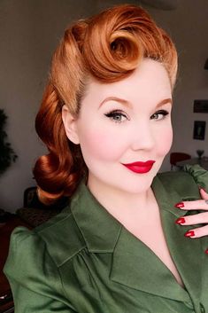 Victory Roll, Cheveux Oranges, 40s Hairstyles, Victory Rolls, Roll Hairstyle