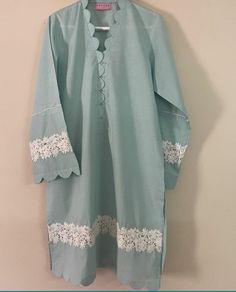 Kurti Boder Design, Pakistani Lace Suits Casual, Simple Pakistani Suits Casual, Lace Dress Designs Pakistani, Pakistani Suits Simple, Khadar Dress Designs Pakistani, Laces On Kurtis, Cuff Sleeves Kurti, Pakistani Suit Pattern