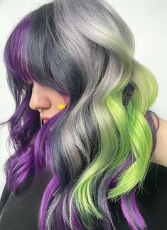 Blond Hair With Green Highlights, Halloween Hair Dye Ideas, Spooky Hair Color, Purple And Green Hair, Spooky Hair, Christmas Colours