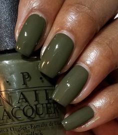 15 Stunning Nail Color Ideas for Dark Skin Tones - thepinkgoose.com Dark Skin Manicure, Green Manicure, Olive Nails, Dark Green Nails, New Nail Designs, Green Nail Polish