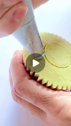 Cupcake Decorating Ideas Flowers, Easy Buttercream Flowers Tutorial, Easy Cupcake Flowers, Easy Floral Cupcakes, Mini Flower Cupcakes, Decorated Cupcakes Ideas Creative, Cupcake Cakes Designs, Buttercream Scabiosa, Easy Flower Cupcakes Decorating