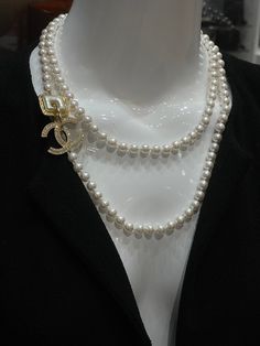 Accessoiriser vos tenues avec ce prestigieux collier de la maison au double C. •État: B : Très Bon état •Taille : 55 cm (fermé) •Année : 2022 •Couleur : Champagne, Ivoire, Blanc Sac Louis Vuitton, Coco Chanel Mademoiselle, Louis Vuitton Agenda, Jewelry Knowledge, Chanel Brooch, Chanel Inspired, Chanel Accessories, Diamond Bar, Chanel Jewelry