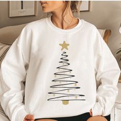 Christmas Sweatshirt Christmas Sweatshirt Ideas, Outfit Christmas Party, Beautiful Sweaters, Cricut Christmas Ideas, Jumper Designs, Christmas Day Outfit, Signs Diy, Santa Sweatshirt, Outfit Christmas