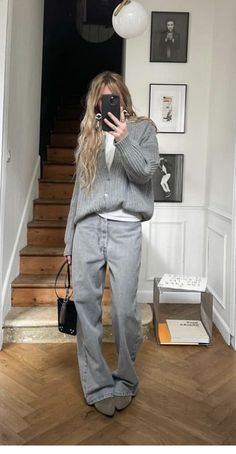 Outfit Inspo Fall Work, Athena Calderone Style Fashion, White Tee Fall Outfit, Sweatpants With Boots Outfits, Tshirt Under Sweatshirt Outfit, Style Women 2024, International Outfit Ideas, White Leather Bag Outfit, Mecahwirht Style