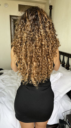 Blonde Hair On Curly Hair, Curly Hair Honey Highlights, Golden Blonde Curly Hair, Honey Blonde Curls, Blonde Highlights Curly Hair, 3b Curly Hair, 3c Curly Hair, Ombre Curly Hair, Long Curly Haircuts