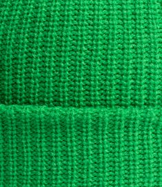 La beanie NOPé, un indispensable qui se combine parfaitement avec la capuche. Idéale autant en ville que dans les grands espaces, elle est fabriquée à partir de fibres respirantes et d'un tricot non doublé. Vibrant Green, Green