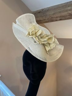 Daisy is an elegant and fun statement hat. Perfect for race day or a wedding this hat is made from a beautiful ivory parisissal straw and finished with a large oversized flower. Spring Beige Fascinator With Handmade Flowers, Beige Headpieces For Spring Garden Party, Chic Sun Hat For Spring Races, Beige Structured Crown Straw Hat For Summer, Summer Straw Hat With Structured Crown In Beige, Chic Spring Sun Hat For Races, Beige Straw Hat With Structured Crown For Summer, Chic Structured Crown Hat For Kentucky Derby, Elegant Flower Headpieces For Spring