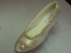 Wedding shoes with beautiful gold trim and silver glass crystals, and glass pearls. US Adult Sizes: 5, 5.5, 6, 6.5, 7, 7.5, 8, 8.5, 9, 9.5, 10, *11 & 12 And US Wide Width: 6W, 6.5W, 7W, 7.5W, 8W, 8.5W, 9W, 9.5W, 10W, *11W, 12W *11 & 12 in regular and wide width incur in an extra charge Please contact for size confirmation; SHOES ARE FINAL SALE! NO RETURNS NO EXCHANGES! Outside US buyers, please goggle a shoes size chart converter to figure your size or, contact me for help. Shoes descrip Elegant Wedding Shoes With Gold Embroidery For Reception, Fitted Gold Embellished Wedding Shoes, Fitted Embellished Gold Wedding Shoes, Gold Embroidered Wedding Shoes With Round Toe, Gold Closed Toe Wedding Shoes With Gota Work, Elegant Embroidered Gold Wedding Shoes, Gold Embroidered Wedding Shoes, Luxury Gold Closed Toe Ballet Flats, Gold Ballet Shoes