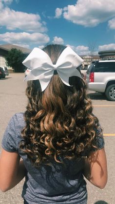 Cheer Hairstyles With Bows, Cheer Ponytail, Volleyball Hair Bows, Cheer Costumes, Media Cola, Cheer Captain, Cheer Leading, Dance Hair