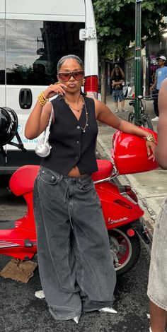 Creative Tops Fashion, Portugal March Outfit, Vintage Baggy Jeans Outfit, Quirky Black Woman, Cropped Button Down Shirt Outfit, Professional Street Style, Fashion Aesthetics Types, Suit Vest Outfits For Women, Button Up Shirt Outfit Women