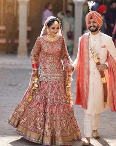 Traditional Punjabi Bride, Peaches Wedding, Indian Wedding Dress Bridal Lehenga, Lehenga Choli For Wedding, Choli For Wedding, Bride Reception Dresses, Best Indian Wedding Dresses, Clothes Hoodie, Heavy Lehenga