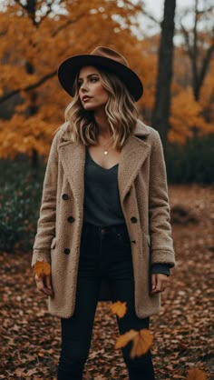 Woman in chic fall outfit with hat and coat, surrounded by autumn leaves. Wool Coat Outfit, Fall Photo Shoot Outfits, Fashion Travel Outfit, Oversized Coats, Fall Style Guide, Fall Fashion Ideas, Style Types, Cozy Fall Outfits