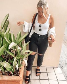 Summer Outfits Millenial, Casual Las Vegas Outfit Summer, Edgy Mom Outfits, Ireland Fits, Edgy Outfits Summer, Mum Fits, Sahm Wardrobe, Hair Stylist Outfit, Casual Edgy Outfits