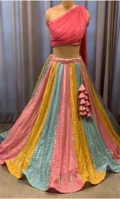 Lehenga For Mehendi Function, Modern Lehenga Designs Style, Umbrella Cut Lehenga, Lehenga For Mehendi, Mehndi Lehenga, Embroidery Umbrella, Digital Print Lehenga, Indian Wedding Mehendi, Designer Mehendi