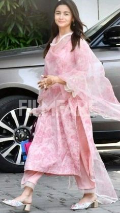 Alia Bhatt Indian Wear, Alia Bhatt Looks, Body Type Clothes, Long Kurta Designs, Pretty As A Peach, Indian Suit, Organza Suits, Designer Outfit