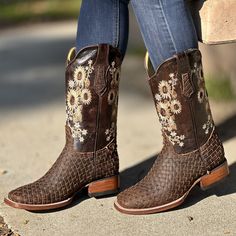 The price already INCLUDES taxes and shipping anywhere in the United States.
The Mamalona cowgirl boot, in a brown color, is an expression of pride and Mexican artisanal tradition, thanks to its construction in Petatillo leather. This leather, known for its unique and striking pattern, makes each pair of boots an unmatched piece. The elegant embroidery on the shaft complements the distinctive texture of the Petatillo, creating a boot that is not only footwear, but a work of art. With an 11-inch Country Style Distressed Brown Boots For Ranch, Rustic Brown Boots With Square Toe, Rustic Brown Boots For Country Events, Rustic Brown Square Toe Boots, Rustic Brown Boots For Western-themed Events, Brown Square Toe Boots For Ranch, Southwestern Brown Snip Toe Boots, Brown Southwestern Snip Toe Boots, Hand Tooled Brown Boots For Western-themed Events