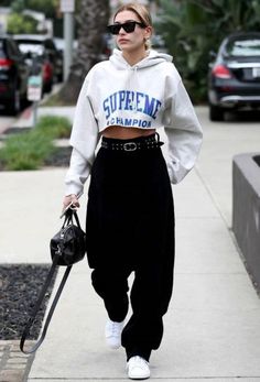 Outfits con ‘baggy jeans’ para tus piernas se sientan libres Italian Street Style, Hailey Baldwin Street Style, Stile Kendall Jenner, Hailey Baldwin Style, Mode Editorials, Casual Styles, Model Look