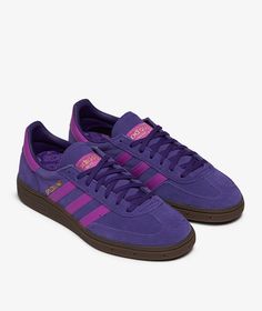 Founded in Germany, adidas has been a powerhouse in the athletic footwear industry, known for its innovative designs and commitment to sports excellence.Introducing the adidas Kid's Handball Spezial in Morado for the Fall/Winter 2024 season. This classic and retro sneaker is a tribute to the iconic adidas Handball Spezial model, loved for its timeless style and comfortable fit. Step up your sneaker game with these stylish kicks, available now at SVD. Women's Handball, Adidas Handball Spezial, Adidas Handball, Adidas Samba Og, Purple Sneakers, Sneakers Adidas, Adidas Kids, Shoe Inspo, Fall Winter 2024