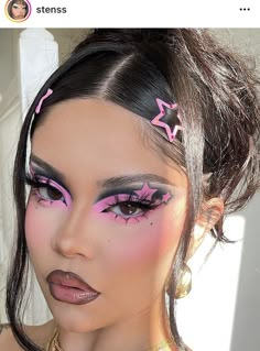 Reggae Club Outfit, Purple And Pink Makeup Ideas, Makeup Themes Ideas, Pink Makeup Inspo Aesthetic, Fairy Like Makeup Looks, Y2k Makeup Inspiration, Complex Eyeshadow Looks, Aesthetic Eye Makeup Looks, Exaggerated Eye Makeup