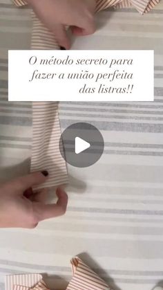 two hands holding folded paper in front of each other with the words'o meto secreto para jazera unato perfita des lira '