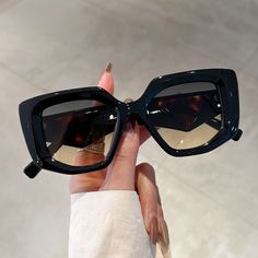 Luxury Branding Design, Uv400 Sunglasses, Sunglasses Women Vintage, Sunglasses Women Fashion, Trendy Sunglasses, Vintage Sunglasses, Vintage Branding, Asymmetrical Design, Sunglasses Vintage