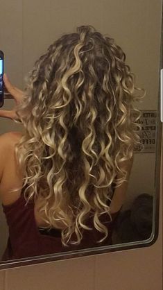 Brunette Curly Hair With Blonde Highlights, Blonde Hilights Curly Hair, Brunette Hair With Blonde Highlights Curly, Dyed Curly Hair Ideas Colour Blond, Blonde Balayage Curly, Curly Blonde Highlights, Dirty Blonde Curly Hair, Perm Inspiration