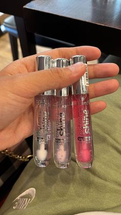 Essence Makeup, Hacks And Tips, Easy Tricks, Lipgloss Lips, Makeup Help, Gloss Labial, Iphone Hacks, Lip Glosses