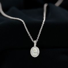 Productdetails
Koop deze diamanten halo-halsketting voor uw speciale exemplaar, versierd met een ovaal geslepen diamant terwijl sierlijke rond geslepen diamanten zijn bezaaid als halo. • Deze halsketting met diamanten hanger vormt een aanvulling op uw dagelijkse of geklede kleding en zorgt ervoor dat u zich onderscheidt van de massa. De ovale hanger is een perfect jubileumcadeau voor je partner.

Productinformatie

SKU
SHP-PENDANT082019440


Lengte
10 mm


Breedte
5,2 mm


Gewicht
1,92 g (bij benadering)



DIAMANTINFORMATIE

Aantal stenen
18 stuks


Totaal gewicht
0,35 karaat (bij benadering)


Afmeting (ongeveer)
Ovaal-3X5 mm-1 stuks
Rond-1X1 mm-17 stuks


Kleur
HI


Snijden
Briljant


Vorm
Ovaal, Rond


Instellingstype
Instelling met 4 tanden


Kwaliteitsgraad
SI



Meer bekijken Dressy Attire, Halo Necklace, Special One, Halo Pendant, Anniversary Present, Signature Jewelry, Oval Cut Diamond, Timeless Jewelry, Oval Pendant