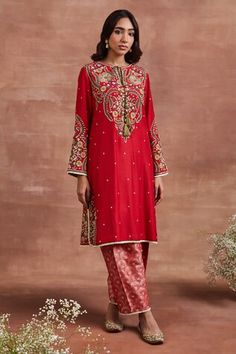 Red handwoven kurta with all over vintage pattern, multi color silk thread and sequin embroidery. Paired with scalloped woven pattern salwar and contrast olive kiran lace bordered dupatta. - Aza Fashions Sims Closet, Velvet Pakistani Dress, Designer Suits For Wedding, Indian Suit, Aurora Dress, Salwar Pattern, Embroidered Kurti, Boutique Suits, Pakistani Dresses Casual