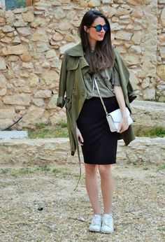 Looks con verde militar para otoño | ActitudFEM Adidas Farm, Outfits 2017, Look Fashion, Skirt Fashion, Military Jacket, Leather Skirt, Lookbook, Adidas, Blazer