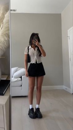 Fancy Summer Outfits Classy, Austria Outfit Summer, European Night Out Outfit, Spinnin Tour Outfit Ideas, Studious Outfits, Dark Feminine Summer Outfits, Black Short Skirt Outfit, Short Black Skirt Outfit, Non Basic Outfits