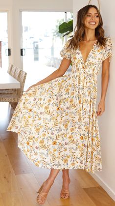 Yellow Floral Maxi Dress, Wedding Guest Outfit Summer Casual, Short Sleeve Maxi Dresses, V Neckline, Printed Midi Dress, Bohemian Dress, Maxi Dress With Sleeves, Casual Look