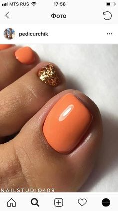 Fall Color Pedicure Ideas, Orange Toenails Fall, Pedicure Ideas Orange, Gold Toes Polish, Orange Toe Nails Ideas, Cute Fall Pedicure Ideas, Orange Nails And Toes, Orange Toes Nails