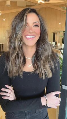 Medium Length Hair Styles With Highlights, 2023 Hair Color Trends For Women Blue Eyes, 2023 Haircuts For Women Side Part, Popular Brown Hair Colors, Medium Length Balayage Hair Brunettes, Brunette Balayage Hair 2023, Brunette Hair Summer 2023, Mid Length Hair With Side Part, Medium Length Hair With Balayage