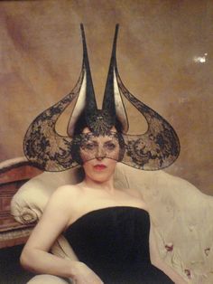 Isabella Blow com chapéu Philip Treacy, a estilista também era grande amiga de Alexander McQueen que posteriormente fez uma coleção toda inspirada em seu estilo Diana Vreeland, Mario Testino