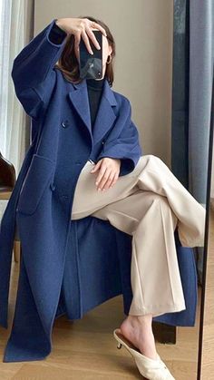 #aesthetic Fall Fashion Korean, 00s Mode, Black Clothes, Winter Fashion Outfits Casual, Blue Coat, Classy Work Outfits, Modest Clothing, Looks Street Style, Modest Fashion Outfits