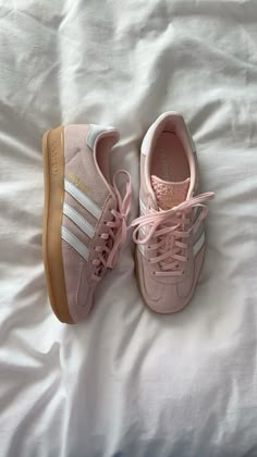 #pinkadidas #adidasgazelle #pinkadidasgazelle #adidassamba #adidashandballspezial #lightpinkshoe #adidasshoeswomen #aestheticadidas Light Pink Adidas Gazelle, Light Pink Gazelle, Pink Gazzels, Pink Spezial Adidas, Shoes Summer 2024, Summer Shoes 2024, Adidas Pink Shoes, Adidas Shoes Pink, Pink Sambas