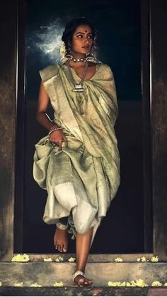 Vintage India, Indian Fashion Saree, Indian Photography, Portrait Photography Poses, Indian Aesthetic, Photography Poses Women